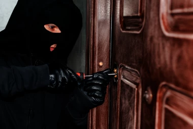 UŠUNJAO SE U CRKVU I ODNEO NOVAC SA OLTARA! Neviđena krađa u Kruševcu - nadzorne kamere sve zabeležile (VIDEO)