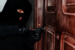 PROVALIO U STAN U CENTRU GRADA I OPLJAČKAO GA! Muškarcu iz Zrenjanina određen pritvor!