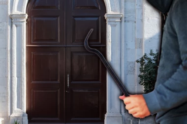 LOPOV UHVAĆEN U KUPATILU SA PAJSEROM I 14.000 EVRA! Šok-scena u Surčinu!