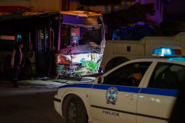 HOROR SCENA NA ULICAMA: Autobus smrti pokosio sve pred sobom i zakucao se u zgradu! POGINULA DEVOJČICA (13), 18 putnika u krvi! Prizori sa lica mesta LEDE KRV! (FOTO, VIDEO)
