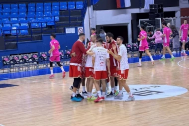 VODI ZVEZDA NA POLUVREMENU: Mega im diše za vratom!