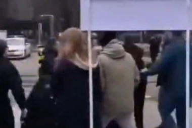 STRAVIČNE SCENE: Blokaderi u Kuli brutalno pretukli građane koji se bore protiv nasilja nad ženama! (VIDEO)