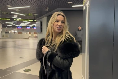 TUČA U AVIONU! RADA MANOJLOVIĆ PREŽIVELA AGONIJU! Pijani muškarac napravio HAOS! Pevačica otkrila detalje!