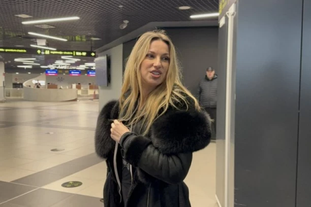 TUČA U AVIONU! RADA MANOJLOVIĆ PREŽIVELA AGONIJU! Pijani muškarac napravio HAOS! Pevačica otkrila detalje!