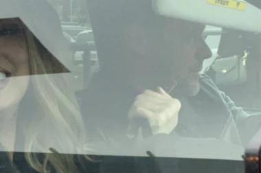 OVO JE DEČKO RADE MANOJLOVIĆ, KRIJE GA KAO ZMIJA NOGE! MARKANTNI DASA stigao u besnoj mašini, pali poljupci na aerodromu! (VIDEO)