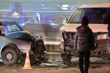 MASAKR NA DRUMU! 16 mrtvih u jezivim udesima! Autobus sleteo u provaliju, automobili potpuno SMRSKANI! (FOTO)