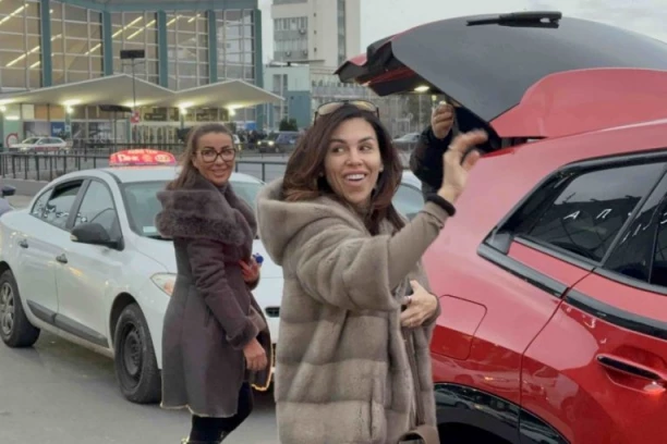 NAŠA PEVAČICA DOŽIVELA PEH NA AEROROMU! Kaja Ostojić se pojavila bez šminke PA POLJUBILA VRATA - NIKO JE NE PUŠTA! (GALERIJA)