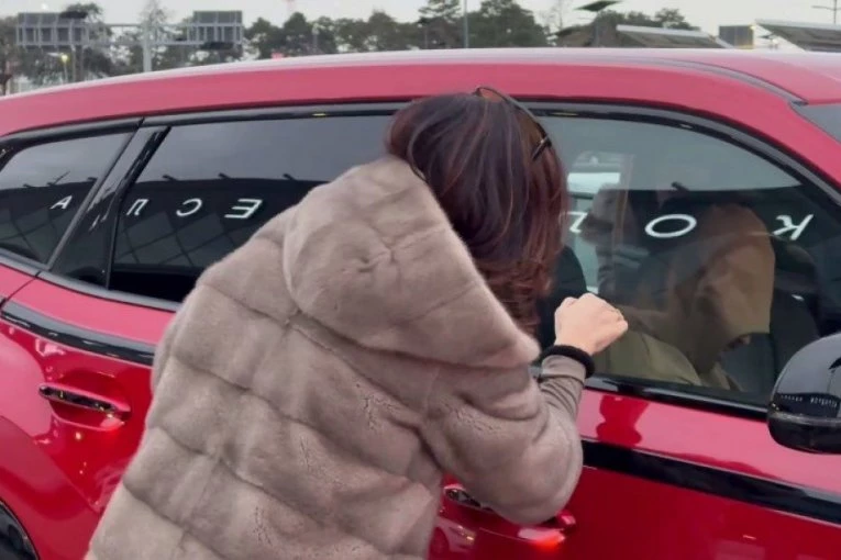 NAŠA PEVAČICA DOŽIVELA PEH NA AEROROMU! Kaja Ostojić se pojavila bez šminke PA POLJUBILA VRATA - NIKO JE NE PUŠTA! (GALERIJA)