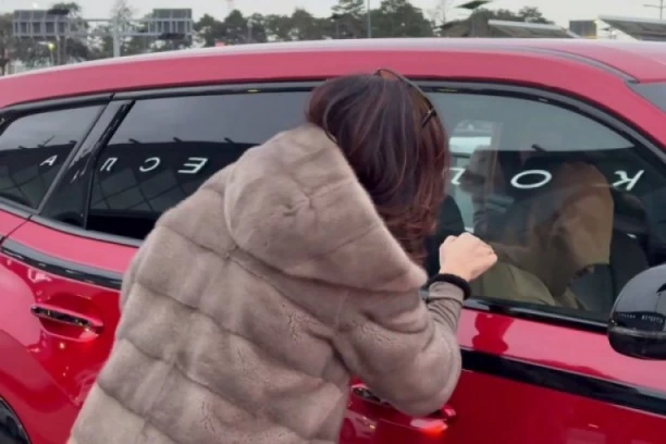 NAŠA PEVAČICA DOŽIVELA PEH NA AEROROMU! Kaja Ostojić se pojavila bez šminke PA POLJUBILA VRATA - NIKO JE NE PUŠTA! (GALERIJA)