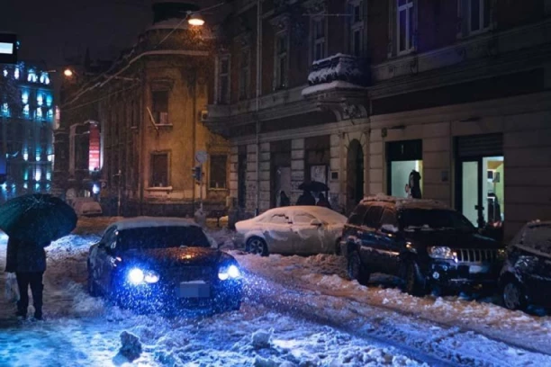 POGLEDAJTE KROZ PROZOR, KRENULO JE: Jezivi snimci snežne mećave iz cele Srbije, sneg se lepi za kolovoz, čeka nas LEDENA NOĆ! (VIDEO)