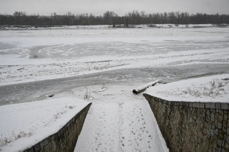 NESTAO MUŠKARAC U RECI: Vozio kanu po prejakoj kiši, pa se prevrnuo