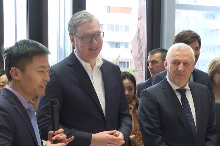 ČUDA VEŠTAČKE INTELIGENCIJE; TEHNOLOGIJA BUDUĆNOSTI: Vučić pristustvuje prezentaciji robota!