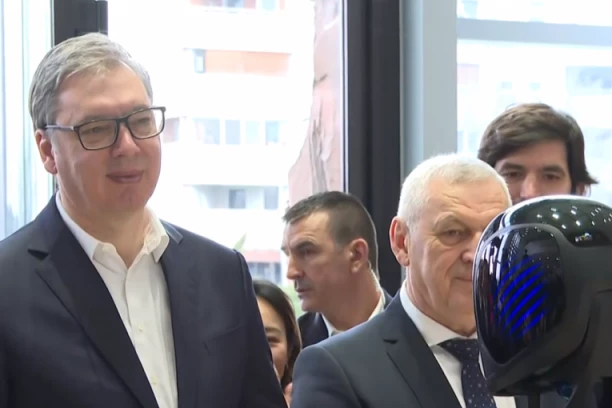 ČUDA VEŠTAČKE INTELIGENCIJE; TEHNOLOGIJA BUDUĆNOSTI: Vučića dočekao robot Luka - palo i rukovanje! (VIDEO)