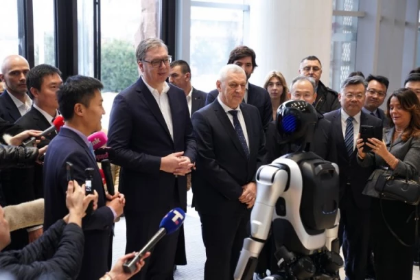 TEHNOLOGIJA BUDUĆNOSTI JE STIGLA: Luka, čovekoliki robot, pozdravio predsednika Vučića i pokazao šta sve zna (FOTO, VIDEO)