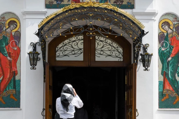 DA LI TREBA DA SE OKRENEMO KA OLTARU KAD IZLAZIMO IZ CRKVE: Teolog o onome što mnogi vernici rade, a ne znaju ključnu stvar