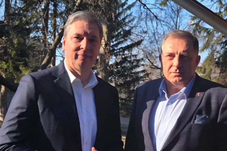 Vučić se oglasio nakon sastanka s Dodikom, ali i našalio na svoj račun - jednu stvar na licu predsednika odmah svi primetili! (FOTO)