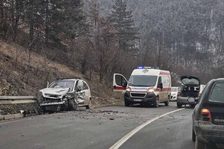 TEŠKA NESREĆA KOD GORNJEG MILANOVCA! Direktan sudar dva automobila u klisuri reke Despotovice! (FOTO)
