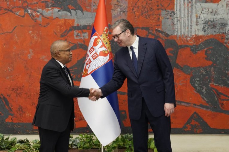 ZEMLJA U KOJU MNOGO ULAŽEMO I KOJA IMA VELIKI POTENCIJAL: Predsednik Vučić primio akreditivna pisma novoimenovanog ambasadora Angole