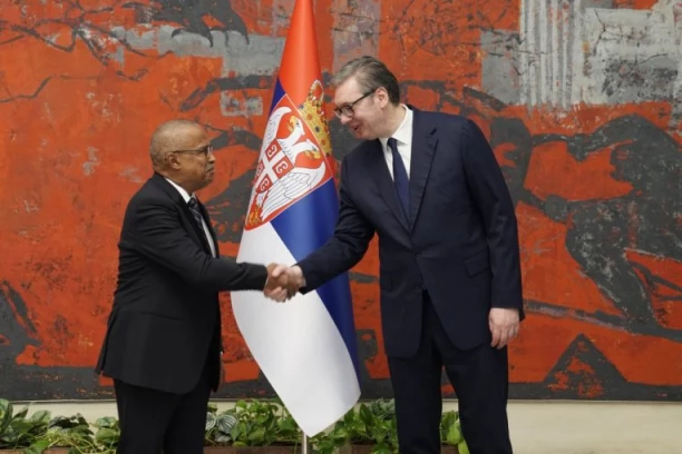 ZEMLJA U KOJU MNOGO ULAŽEMO I KOJA IMA VELIKI POTENCIJAL: Predsednik Vučić primio akreditivna pisma novoimenovanog ambasadora Angole