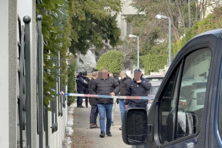 Policija ispred vile Zdravka Čolića