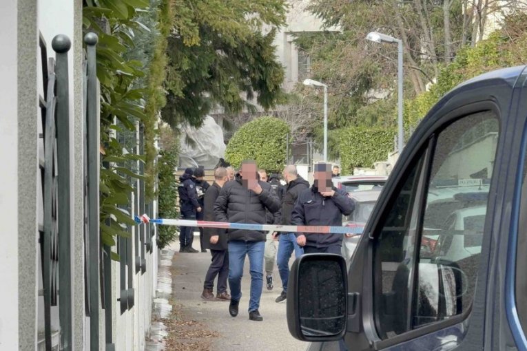 Policija ispred vile Zdravka Čolića