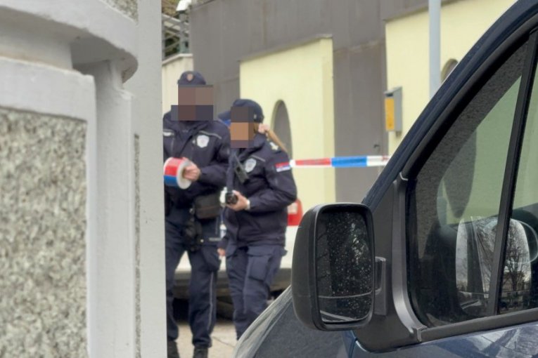 Policija ispred vile Zdravka Čolića