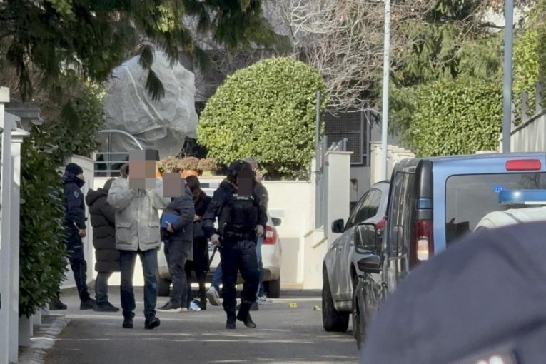 Policija ispred vile Zdravka Čolića
