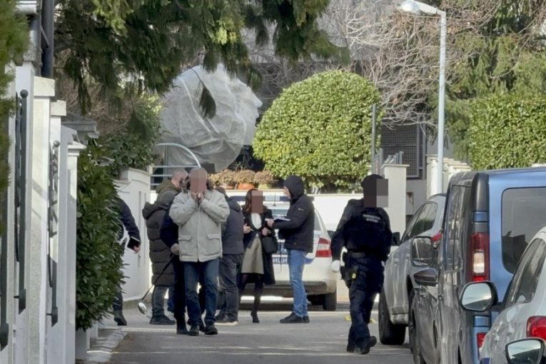 Policija ispred vile Zdravka Čolića