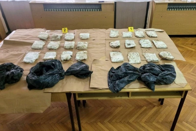 25 KILOGRAMA AMFETAMINA ZAPLENJENO U PANČEVU! Pogledajte gde je mladić krio drogu! (FOTO)