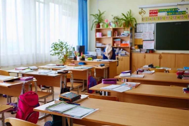 KRVAVI PIR NASRED ČASA: Učenik zario nož u stomak nastavnici (60), žena u kritičnom stanju! Razlog napada je bizaran, prosvetari u šoku!