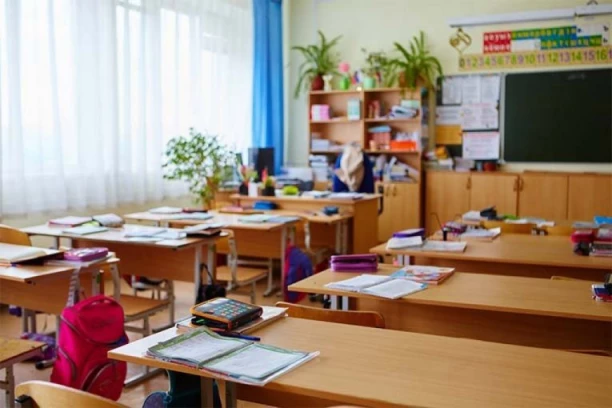 KRVAVI PIR NASRED ČASA: Učenik zario nož u stomak nastavnici (60), žena u kritičnom stanju! Razlog napada je bizaran, prosvetari u šoku!