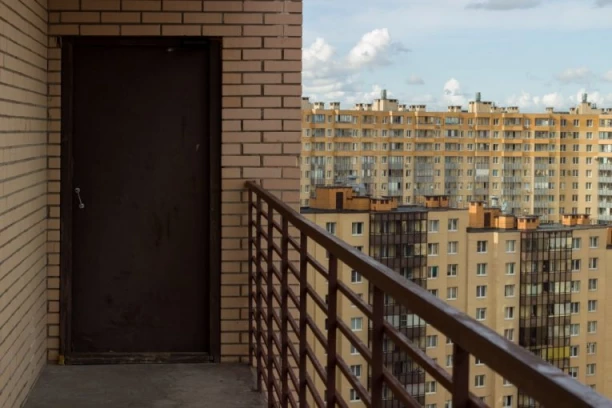 JEZIVA DRAMA NA VRHU VISESPRATNICE: Majka bacila bebe jednu za drugom sa 16. sprata, pa skočila u ambis! Ono što se desilo sa decom graniči se sa NEMOGUĆIM!