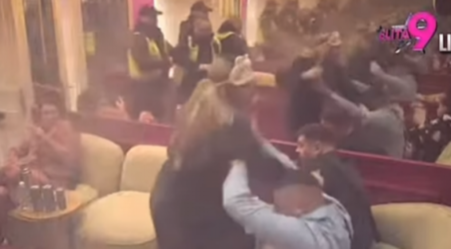 ZVERSKA TUČA U "ELITI", PODIVLJALA ANELI BRUTALNO IZUDARALA ASMINA: Obezbeđenje jedva uspelo da je obuzda, ovakav HAOS se ne pamti!