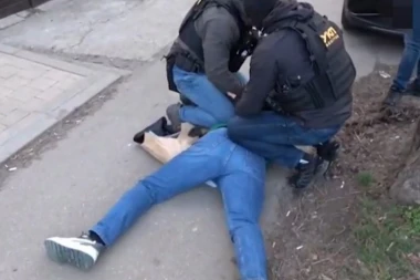 VELIKA ZAPLENA ORUŽJA U VRNJAČKOJ BANJI! Policija oduzela čitav arsenal - automatska puška, RUČNE BOMBE i preko 1.000 metaka!