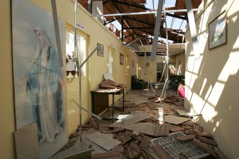 HOROR U RUMUNIJI: Srušio se toranj crkve stare 500 godina, povređena policajka! (VIDEO)