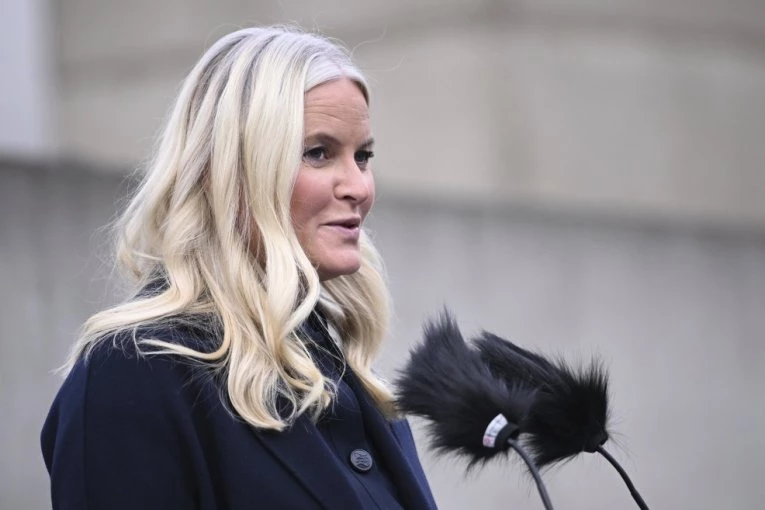 SKANDALČINA! OD OVOG SE NEĆE OPRATI NI ZA TRI ŽIVOTA: Kontroverzna princeza tražila od pedofila Epstajna fotografije GOLIH ŽENA!