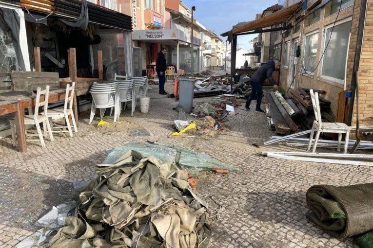 SNAŽNA OLUJA NOSI SVE PRED SOBOM: Oko 93.000 ljudi bez STRUJE, POPLAVE i KLIZIŠTA širom zemlje!