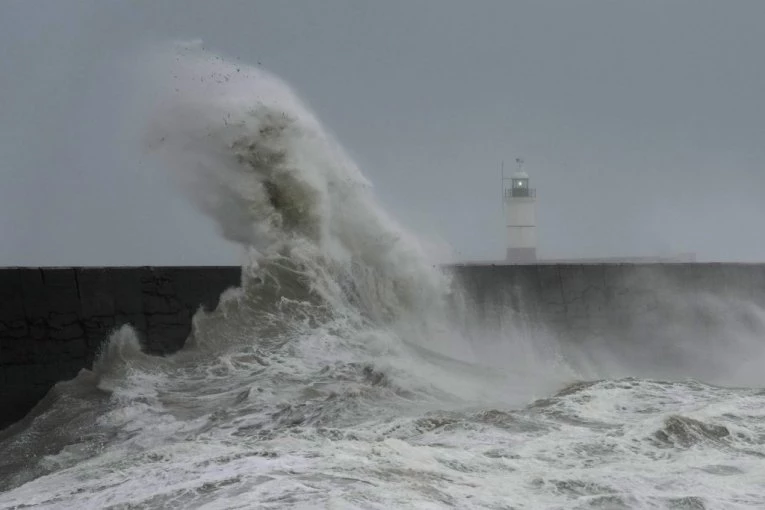 NA KUPANJE ZABORAVITE! Pogledajte kako nafta pliva morem kod Emirata! Na plažu više niko ni ne ide (VIDEO)
