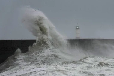 NA KUPANJE ZABORAVITE! Pogledajte kako nafta pliva morem kod Emirata! Na plažu više niko ne ide (VIDEO)