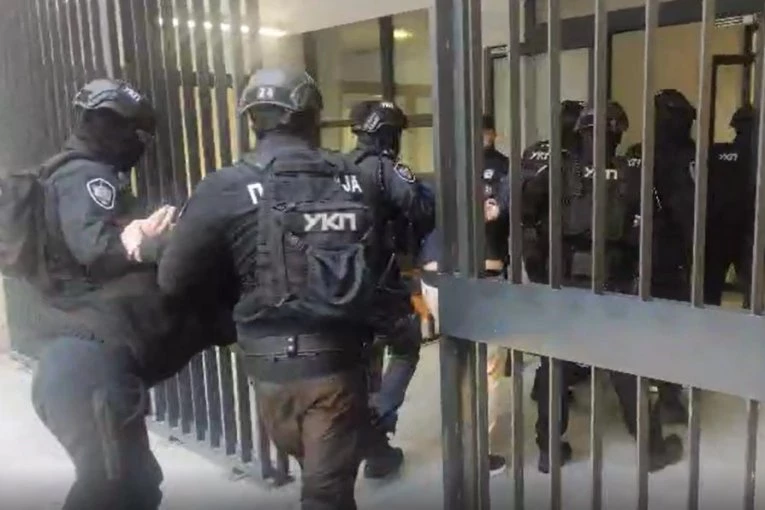 UPUCAO ADVOKATA, PA SVRATIO PO HLEB! Pucač Vračarskog klana iz stanice policije otišao u sačekušu, a onda poslao jezivu poruku: „Ni da čestitaš bratu na prvoj šljaci“ (FOTO)