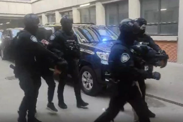 „SUDIJA, HOĆETE DA SE SKINEM SKROZ?“! Skandal na suđenju „vračarskom klanu“: Optuženi šokirao sudsko veće