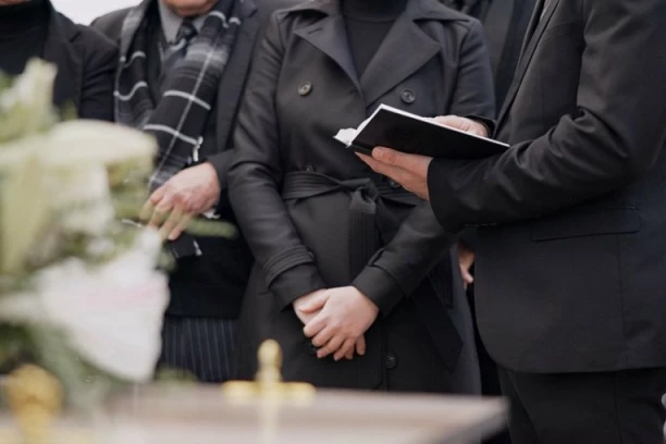 SAHRANA PRETVORENA U VESELJE! Mnogi osudili pesmu i TAMBURAŠE na GROBLJU - svi uglas zapevali, komentari samo pljušte! (VIDEO)