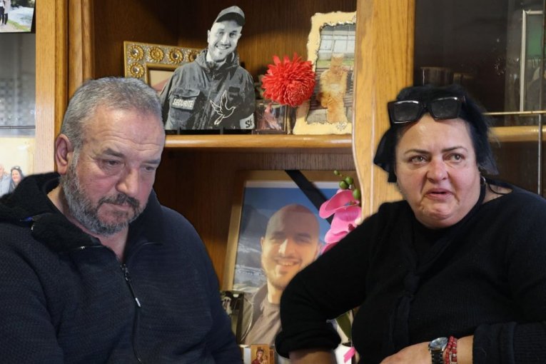 Republika / Foto Galerija / Stefan Ivanović Roditelji nastradalog Stefana Večna kuća heroja u selu Jajčić