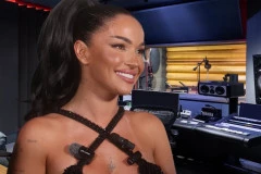 PROCURIO SNIMAK IZ STUDIJA! IZVAJANA ZADNJICA I BUJNE GRUDI TEODORE U PRVOM PLANU, a tek da čujete kako peva!