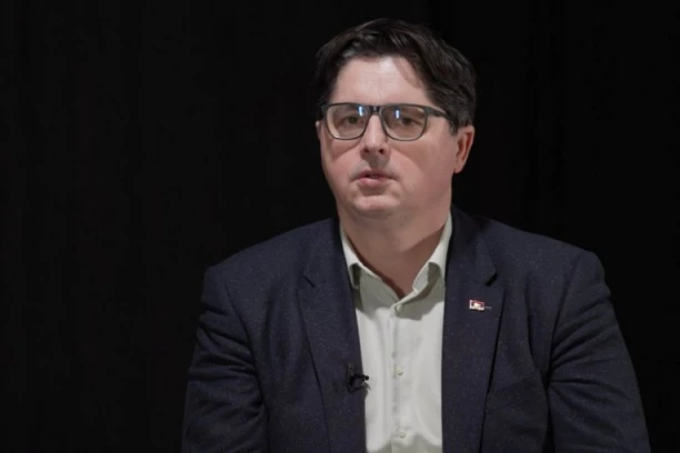 ZAKONE U SRBIJI USVAJA SRPSKA SKUPŠTINA U INTERESU GRAĐANA SRBIJE: Uglješa Mrdić pravo u metu!