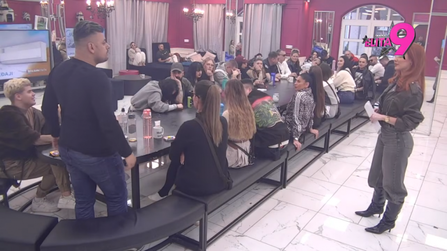 SVE PRŠTI OD ENERGIJE I STRASTI DVOJICE CIMERA! Potegli par čašica, pa se PREPUSTILI POLJUPCIMA I DODIRIMA! (GALERIJA)