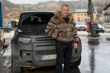 KRVNIKU, GDE TI JE SUKNJA? Naser Orić pozira u ženskom krznu! Dok su mu ruke krvave do lakata, on izigrava MODNU IKONU!