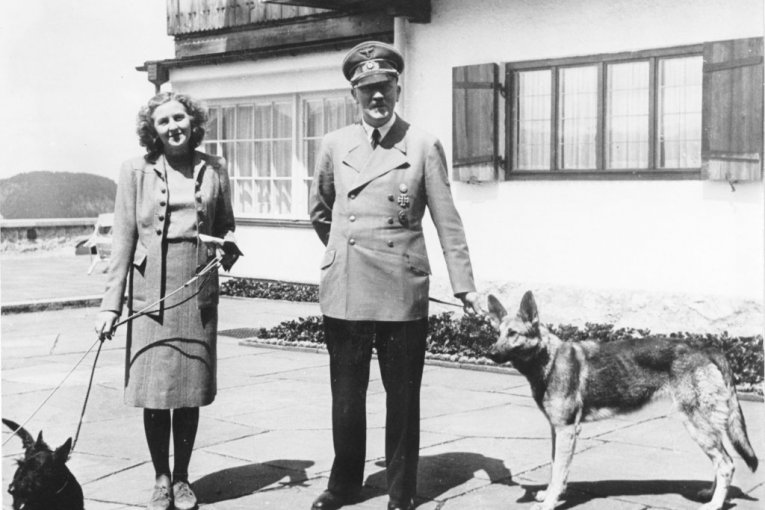 Eva Braun i Adolf Hitler sa svojim psima 1942.