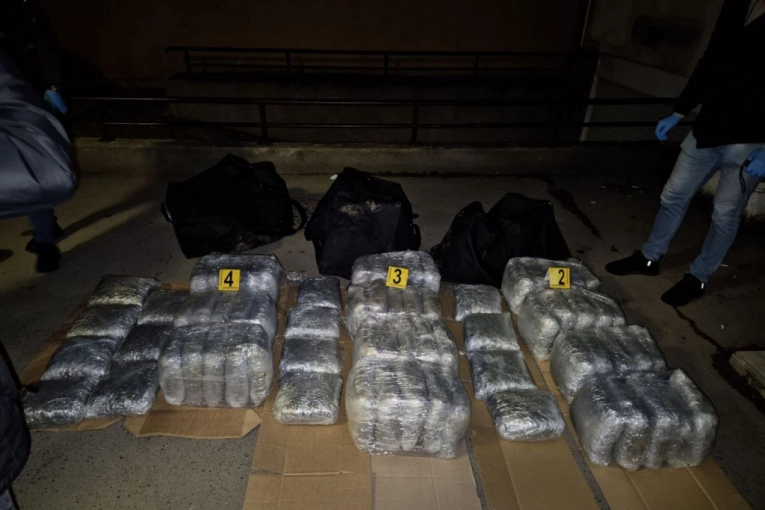 NOVA VELIKA ZAPLENA DROGE! Država žestoko udarila na narko-mafiju: pali mladi dileri, zaplenjeno 80 kg marihuane!