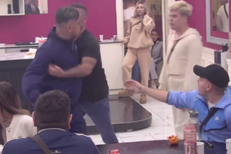 Bora Santana nasrnuo na Uroša Stanića